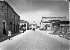 Atelier Vasari Roma, Documentazione ANAS ante 1949: la Via Emilia, Emilia Romagna 1948-49, negativo 13x18 cm Courtesy CSAC Università di Parma/Sezione Fotografia